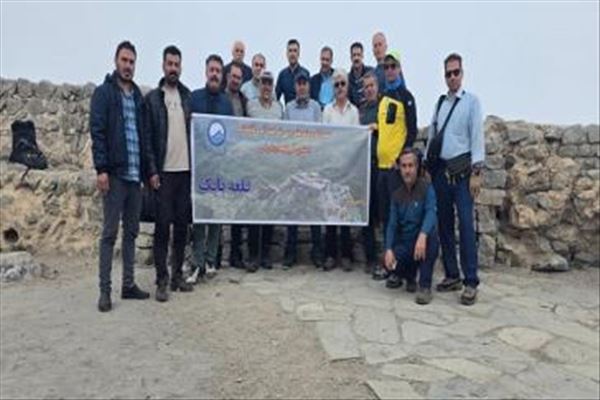 صعود گروه کوهنوردی شرکت آب و فاضلاب آذربایجان شرقی به قلعه تاریخی بابک به مناسبت هفته تربیت بدنی