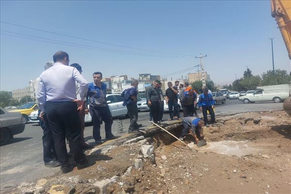 مرمت خط لوله آسیب‌دیده در خیابان طالقانی در کمتر از یک ساعت؛ جریان آب مشترکان برقرار شد ‌