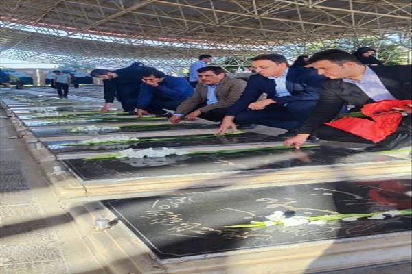 غبارروبی مزار شهدای  تبریز توسط کارکنان آبفای آذربایجان‌شرقی